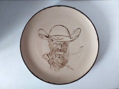 Farfurie ceramica decorativa vintage cu autoportret Wilhelm Busch 1884, 28cm diametru cu suport metalic pentru agatat