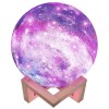 Lumină de veghe 3D Moon Glow eMazing &icirc;n formă de satelit cu constelații, cu control la distanță și 7 nuanțe, funcționează cu baterii, suport din lemn