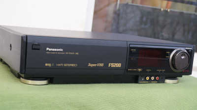 Video recorder S-VHS Panasonic NV-FS200 stereo Hi-Fi TBC foto