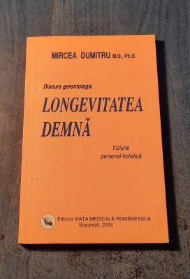 Longevitatea demna discurs gerontologic Mircea Dumitru cu autograf foto