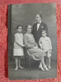 Fotografie tip carte postala, familie perioada interbelica