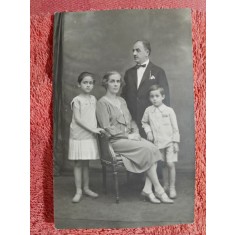 Fotografie tip carte postala, familie perioada interbelica