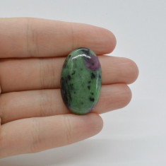 Cabochon rubin in zoisit 31x19x6mm c9