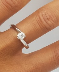 Superb inel din aur alb 18 k si diamant natural 0.19 ct - model logodna/solitaire - stare noua