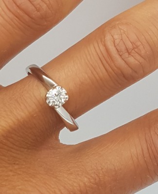 Superb inel din aur alb 18 k si diamant natural 0.19 ct - model logodna/solitaire - stare noua foto