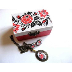 Set cutie lemn decorata cu bijuterii sticla , cercei, colier si pandantiv cu trandafiri rosii,29427
