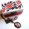 Set cutie lemn decorata cu bijuterii sticla , cercei, colier si pandantiv cu trandafiri rosii,29427