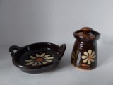 Farfurioara cu manere si carafa mica cu capac, ceramica, decorat cu flori, hand made, stil taranesc rustic