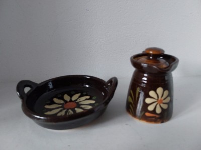 Farfurioara cu manere si carafa mica cu capac, ceramica, decorat cu flori, hand made, stil taranesc rustic foto