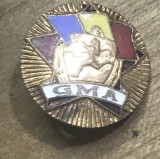 AMS2 Insignă vintage &bdquo;Micul Gimnast&rdquo; emisă de Federația Rom&acirc;nă de Gimnastică, emailată, realizată &icirc;n perioada comunistă (RSR)