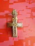 H224-Cruce pandativ vechi in bronz aurit frumos executata bombata cu support pentru agatat lant marimi: 5/ 3,5 cm.