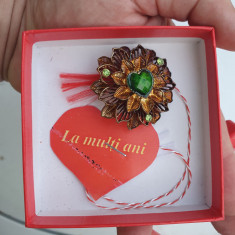 Martisor tip brosa floare din metal cu o inimioara galbena la mijloc, cutie