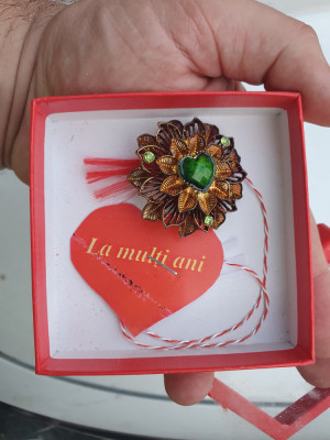 Martisor tip brosa floare din metal cu o inimioara galbena la mijloc, cutie foto