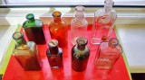 G256-Sticle Farmacie vechi imperiul austro- ungar anii 1900 modele frumoase culori verde-maro-alb stare foarte buna. Pret pe bucata.