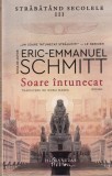 Eric-Emmanuel Schmitt - Strabatand secolele III Soare intunecat, Roman Beletristica Romana, Editura Humanitas, 2024, Brosata, Limba Romana