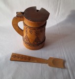 Cana cu capac si lingurita pentru mirodenii, arta populara - ARTIZANAT, confectionat din lemn pirogravat, de fabricatie romaneasca, anii 1970