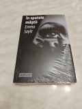 EMMA SAYLE: IN SPATELE MASTII