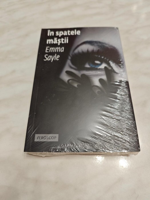 EMMA SAYLE: IN SPATELE MASTII