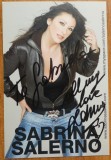 Autograf al artistei italiene Sabrina Salerno pe fotografie