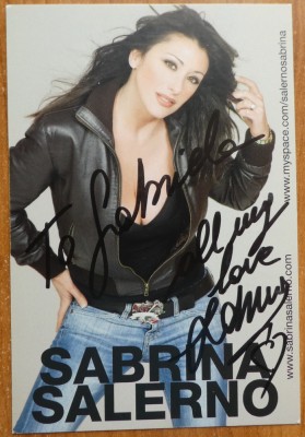 Autograf al artistei italiene Sabrina Salerno pe fotografie foto