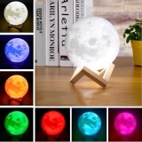 Lampa LED Luna 3D Cu 16 Culori si Telecomanda, Suport Lemn Inclus