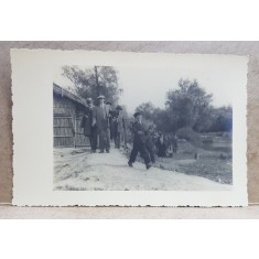 ORASENI INTR-O ASEZARE DIN BALTILE BRAILEI , FOTOGRAFIE TIP CARTE POSTALA , MONOCROMA, NECIRCULATA , PERIOADA INTERBELICA
