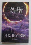 SOARELE UMBRIT - A DOUA PARTE DIN SERIA &#039;&#039; VISE INTUNECATE &#039;&#039; de N.K. JEMISIN ,2017