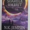 SOARELE UMBRIT - A DOUA PARTE DIN SERIA &#039;&#039; VISE INTUNECATE &#039;&#039; de N.K. JEMISIN ,2017