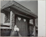 Tanara in port in fata unei porti maramuresene// fotografie de presa, Romania 1900 - 1950, Portrete