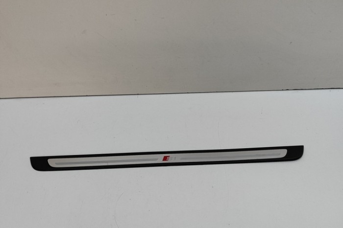 Ornament prag st&acirc;nga față AUDI A1 8X1, 8XK 2015 OEM: 8X3853373A,8X3853373C,8X3853373F,8X3853374F | 31648185