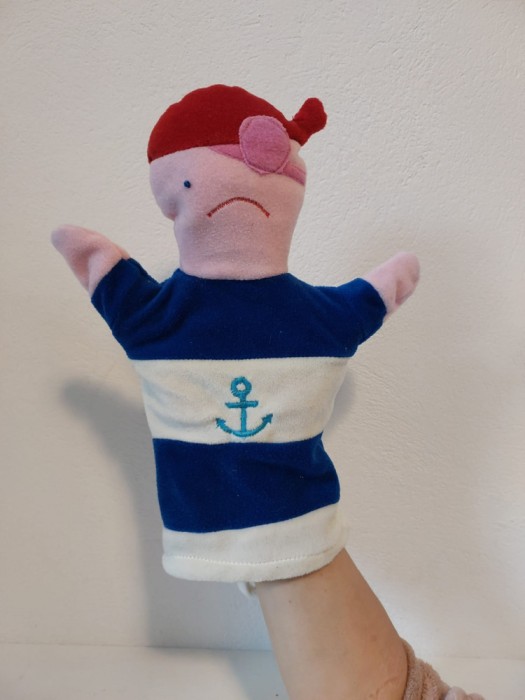 Marioneta papusa pe mana pirat
