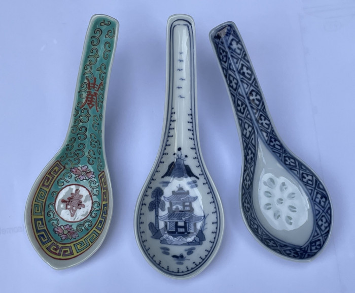 Trei linguri din portelan chinezesc pictate manual, sfarsitul sec. 20