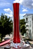 Vaza mica longilina din sticla de Murano, soliflora vintage culoare rosu rubiniu, tehnica Sommerso, inaltime 20 cm