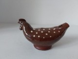 Jucarie muzicala de ceramica, &quot;cuc cu apa&quot;, facuta de olarul danez Theodore Lind (din Jutlanda) anii 1970, forma de gaina