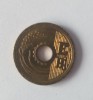 Doua monede din Japonia. 5 yeni 2001 si 50 yeni 1975, Asia