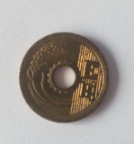 Doua monede din Japomia. 5 yeni 2001 si 50 yeni 1975, Asia