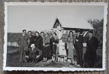 Fotografie de grup in jurul unei fantani, perioada interbelica