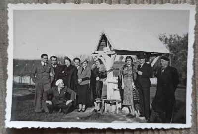 Fotografie de grup in jurul unei fantani, perioada interbelica foto