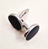 butoni de camasa din argint cu onix negru avand un design oval clasic