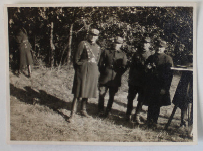 FRUMUSANI , PATRU OFITERI ROMANI LA PROGRAMUL DE INSTRUCTIE , FOTOGRAFIE , OCTOMBRIE , 1930 foto