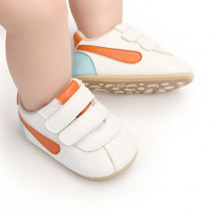 Adidasi albi cu insertie laterala maro (Marime Disponibila: 6-9 luni (Marimea