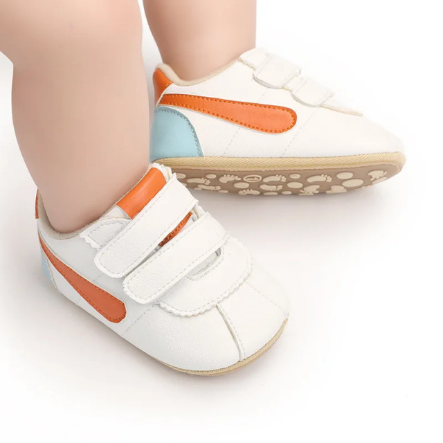 Adidasi albi cu insertie laterala maro (Marime Disponibila: 6-9 luni (Marimea