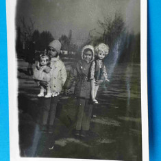 Fotografie anii 1970 imagine fetite cu jucarii papusi