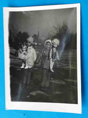 Fotografie anii 1970 imagine fetite cu jucarii papusi foto