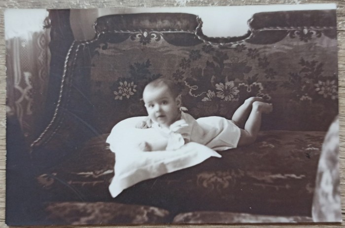 Copil pe patura// foto tip CP, Romania interbelica