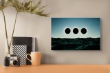 Tablou Canvas, "Trei eclipse peste ocean infinit", Stele, Noapte, Cer, Ocean, Mister, Eclipse, Lumină, 39 x 26 cm, CMCLASS
