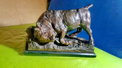 D740-I-Statuieta Taur metal alb bronzuit stativ lemn in patina deosebita. foto