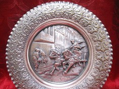 APLICA / FARFURIE DECORATIVA CUPRU ALAMA PLACATE CU ZINC CALEASCA CU CAI 25.5 CM