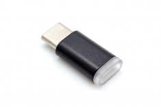 Adapter schwarz von usb type c (m) auf micro-usb (f), foto