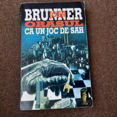 JOHN BRUNNER - ORASUL CA UN JOC DE SAH RF12/1